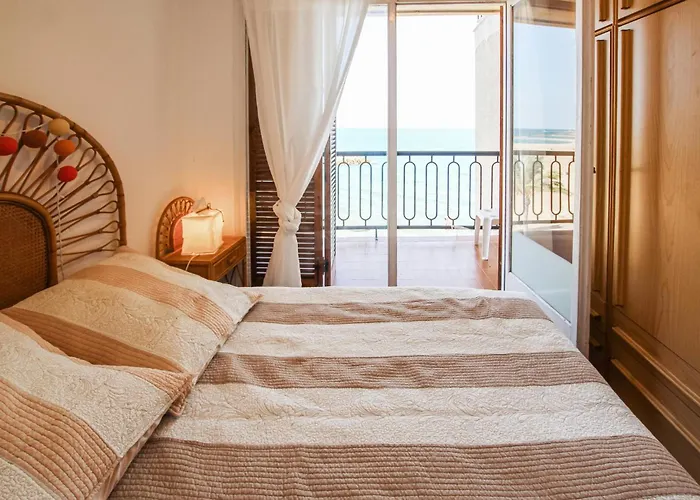 Апартаменты 4 Bedroom Lovely In *